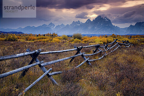 Die Teton-Bergkette im Grand-Teton-Nationalpark in der Nähe von Jackson  Wyoming  aufgenommen während des Höhepunkts der Herbstsaison 2008.