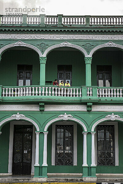 Drei Jungen lachen auf einem gewölbten Balkon in Santa Clara  Villa Clara  Kuba