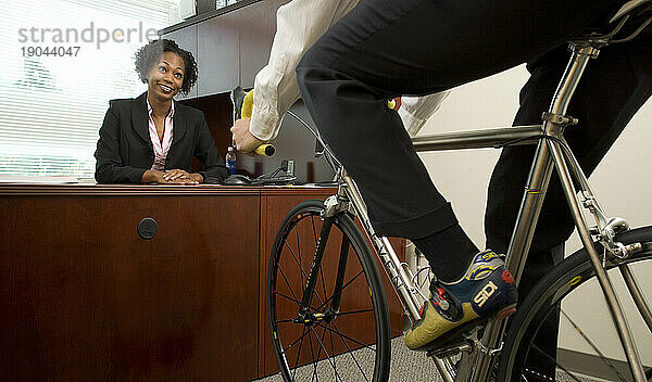 Zwei Unternehmensleiter treffen sich  während einer mit dem Fahrrad im Büro in Santa Clara  Kalifornien  unterwegs ist.