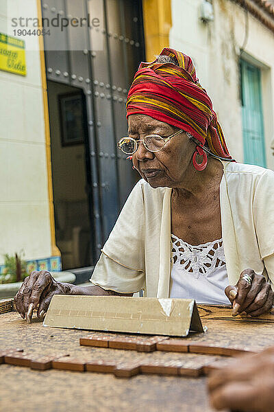 Ältere Frauen spielen Domino auf der Straße in Alt-Havanna  La Habana  Kuba