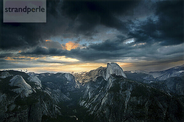 LÖSENDER SOMMERSTURM ÜBER HALF DOME IM YOSEMITE-NATIONALPARK  KALIFORNIEN  AUFGENOMMEN VON GLACIER POINT; SOMMER 2005