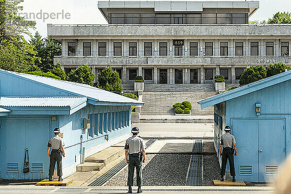Soldaten bewachen ein Gebäude in Panmunjom  Korea.