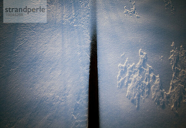 Eisenbahnstrecke im Schnee  Maine.