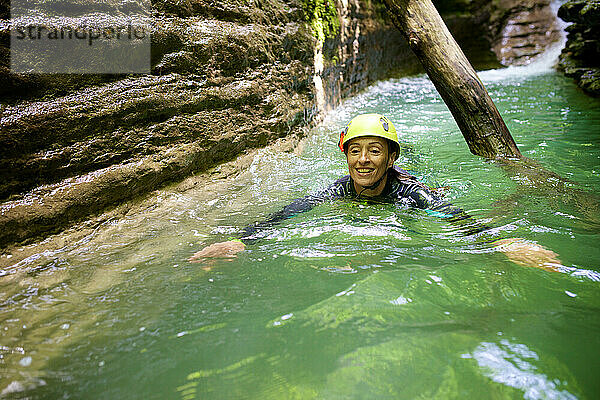 Frau beim Canyoning im Furco Canyon in den spanischen Pyrenäen