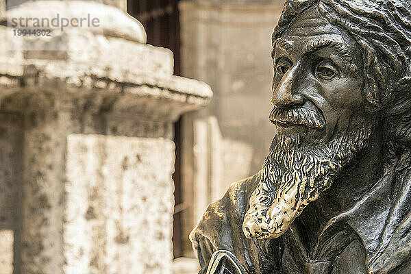 Bronzestatue von JosÃ?Â© MarÃ?Âa LÃ?Â³pez LledÃ?Ân (1899-1985)  einem berühmten Straßenwanderer in Alt-Havanna  La Habana  Kuba