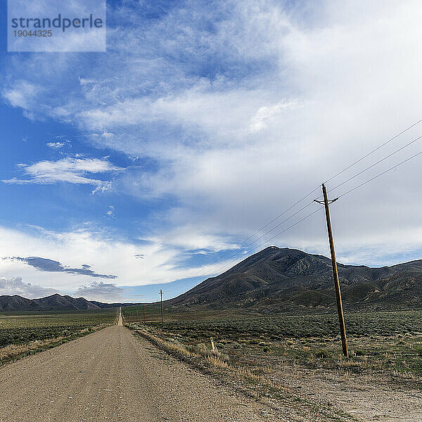 Eine unbefestigte Straße am Highway 50 in der Wüste von Zentral-Nevada.