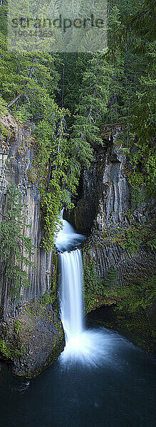 Toketee Falls liegt am North Umpqua River in Zentral-Oregon  USA.