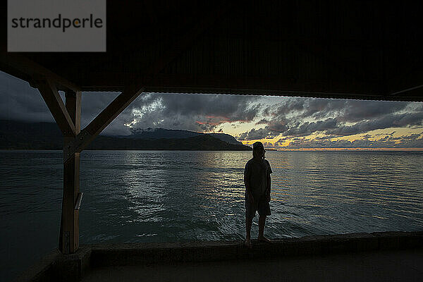 Silhouette einer Person  die den Sonnenuntergang beobachtet  Hanalei Bay  Kauai