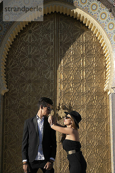 Marokkanischer Mann mit Sonnenbrille und Anzug zusammen eine schöne Frau