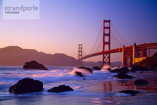 Die Goden Gate Bridge  aufgenommen vom Baker Beach im Golden Gate National Recreation Area  San Francisco  Kalifornien.