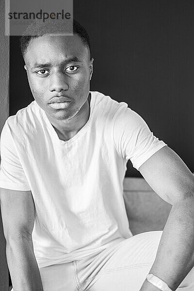 Porträt eines jungen schwarzen Mannes
