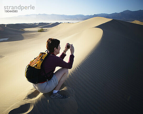 Eine Frau macht ein Foto im Death Valley Nationalpark  Kalifornien.
