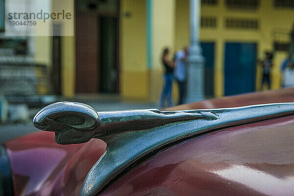 Nahaufnahme einer Oldtimer-Dodge-Kühlerfigur „Ram“ auf einem burgunderroten Oldtimer. Centro Havana  La Habana  Kuba