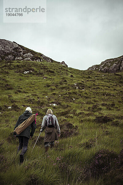 Zwei pensionierte Frauen wandern auf einen abgelegenen Berg