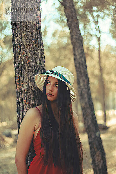 Eine junge Frau verbringt Zeit in einem Wald