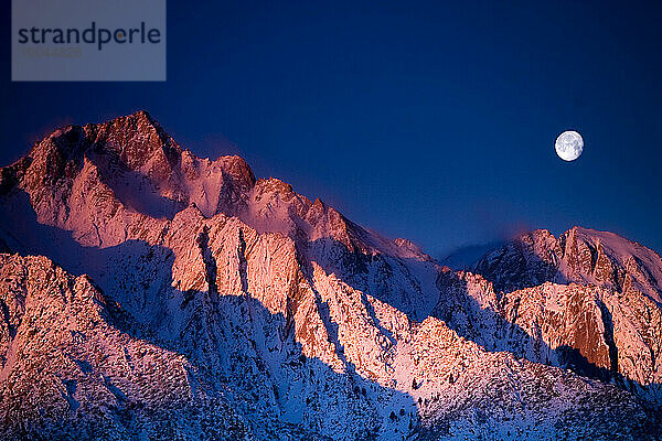 Sonnenaufgang über dem Lone Pine Peak in der östlichen Sierra  Kalifornien  USA; Winter 2008.