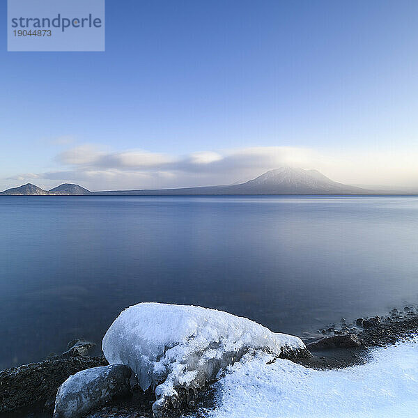 Langzeitbelichtung des Winters am Shikotsu-See  Hokkaido  Japan