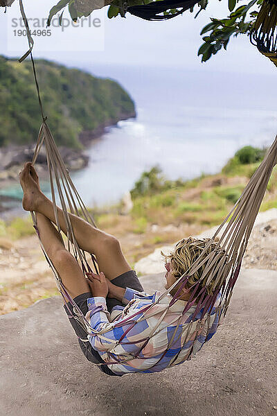 Mann entspannt in der Hängematte  Nusa Penida  Bali  Indonesien