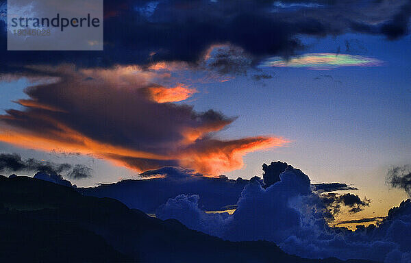 Sonnenuntergang und Wolkenschillern (oben rechts)  Asien.