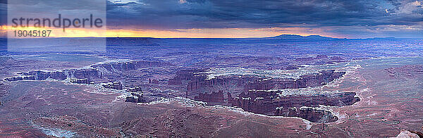 CANYONLANDS NATIONAL PARK  UTAH - JUNI 2010: „Grand View“ der herausgeätzten Landschaft des Canyonlands National Park in Utah  aufgenommen während des Sonnenaufgangs an einem Sommermorgen im Jahr 2010.