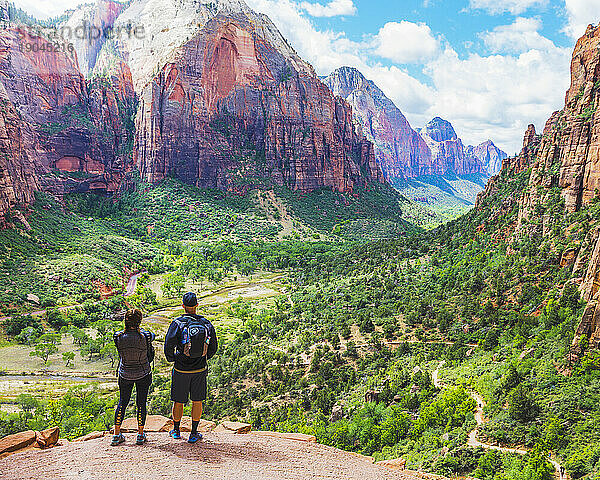 Zwei Wanderer betrachten den Canyon im Zion-Nationalpark  Utah  USA