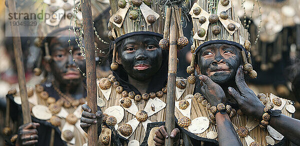 Drei Kinder mit schwarz verschmierten Gesichtern beim Ati Atihan Festival  Kalibo  Aklan  Panay Island  Philippinen