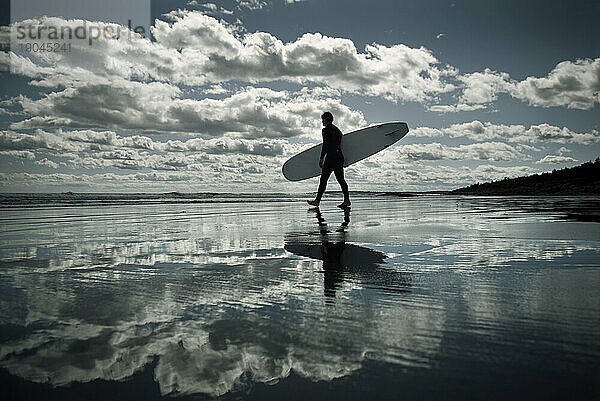 Surfer geht in Richtung Wasser  Higgins Beach  Maine.