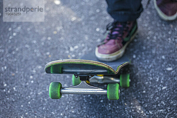 Mann mit Skateboard