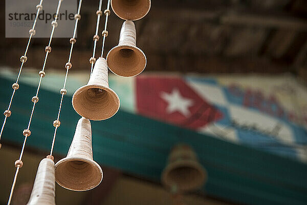 Spiralwindspiele aus Ton hängen in der Werkstatt von El Alfarero Casa Chichi in Trinidad  Sancti Spiritus  Kuba.