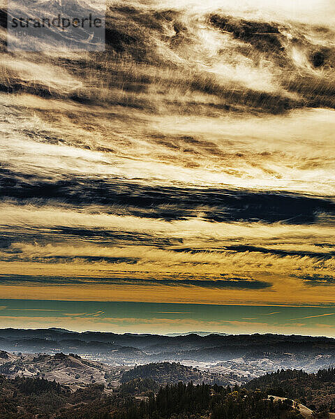 Ein farbenfroher Himmel  der von den Mayacamas-Bergen nach Westen blickt.