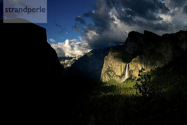 SOMMERSTURMWOLKEN brechen auf und erleuchten BRAUTSCHLEIERFÄLLE IM YOSEMITE-NATIONALPARK  KALIFORNIEN  USA; SOMMER 2005