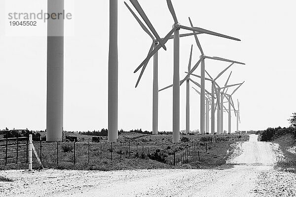 Windmühlen säumen eine unbefestigte Straße