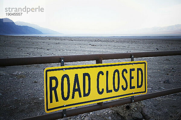 Schild „Straße gesperrt“ in der Wüste. Death Valley Nationalpark  Kalifornien.