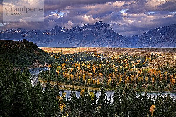 Blick auf die Teton-Bergkette des Grand-Teton-Nationalparks  aufgenommen vom Snakeriver Overlook in Wyoming  USA; Herbst 2008