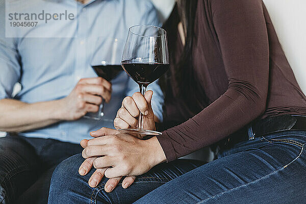 Junges Paar trinkt in einem entspannten Moment Rotwein