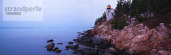 Der Bass Harbor Head Lighthouse befindet sich im Acadia-Nationalpark auf Mount Desert Island in Maine  USA.