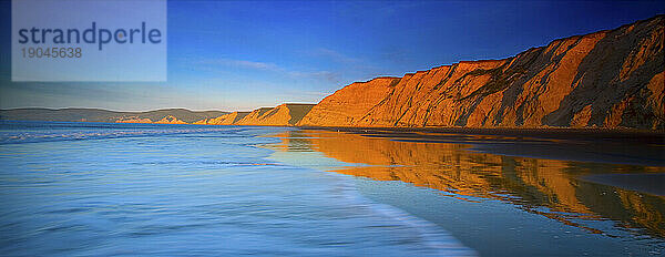 SONNENAUFGANG AN DER KÜSTE KALIFORNIENS VOM DRAKES BEACH IN DRAKES BAY  POINT REYES NATIONAL SEASHORE  KALIFORNIEN  USA; WINTER 2010