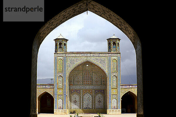 Vakil-Moschee  eine Moschee in Shiraz im Süden Irans. Diese Moschee wurde zwischen 1751 und 1773 während der Zand-Zeit erbaut