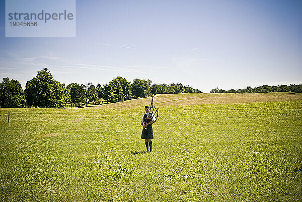 Ein einsames Mädchen in traditioneller keltischer Kleidung übt mit ihrem Dudelsack beim Celtic Festival 2009 in Leesburg  VA.