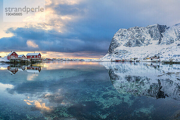 Traditionelles Rorbu spiegelt sich im Meer  Reine  Norwegen