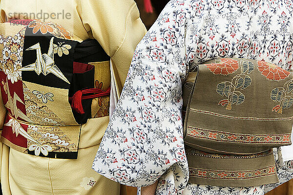 Hinteres Detail eines traditionellen Kimonos bei zwei Frauen  Kamakura  Japan.