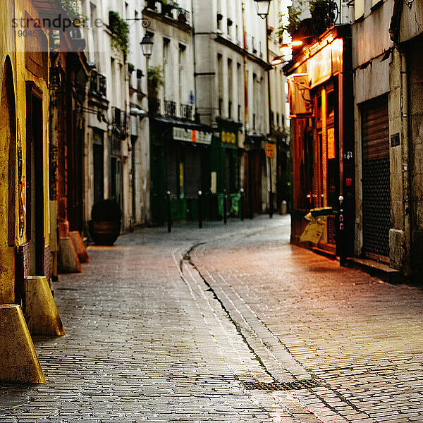 Eine leere Straße am frühen Morgen in Paris.