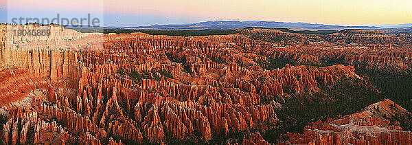 Valley of Hoodoos im Bryce Canyon  Utah  USA  aufgenommen bei Sonnenuntergang im Herbst 2010