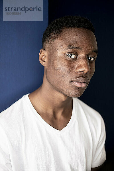 Porträt eines jungen schwarzen Mannes