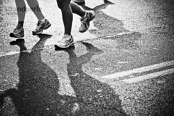 Niedrigwinkelansicht der Läufer beim Herndon Festival 5/10-km-Lauf in Herndon  VA.