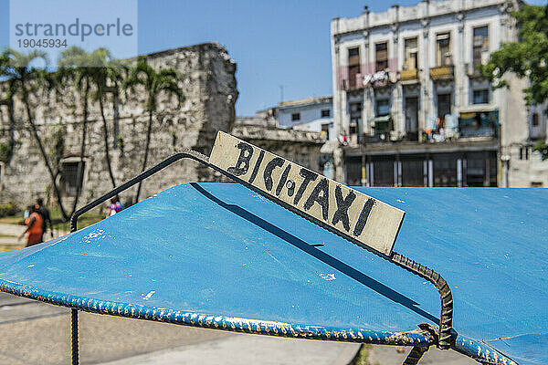 Das blaue Dach eines kubanischen Bicitaxi mit einem handgemalten „BICI-TAXI“-Schild darauf. Alt-Havanna oder Habana Vieja  La Habana  Kuba