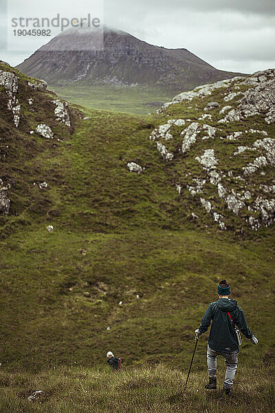 Frauen wandern durch wilde Berge im schottischen Hochland