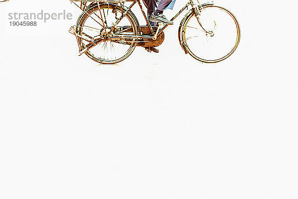 Ein Mann auf einem Fahrrad.