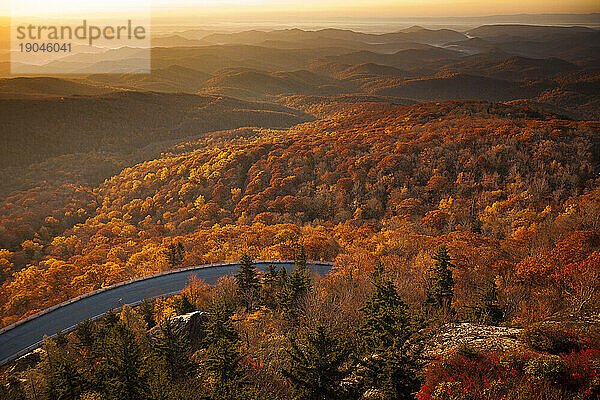 Mann auf Rennrad auf dem Blue Ridge Parkway im Herbst (landschaftlich reizvoll)