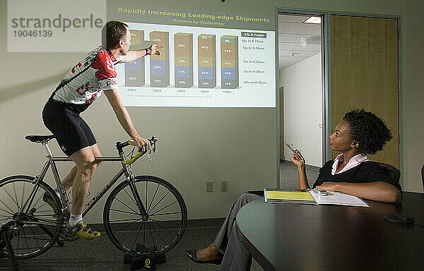 Der Unternehmensleiter hält eine Powerpoint-Präsentation über den Erfolg beim Training für sein Fahrradrennen in Santa Clara  Kalifornien.